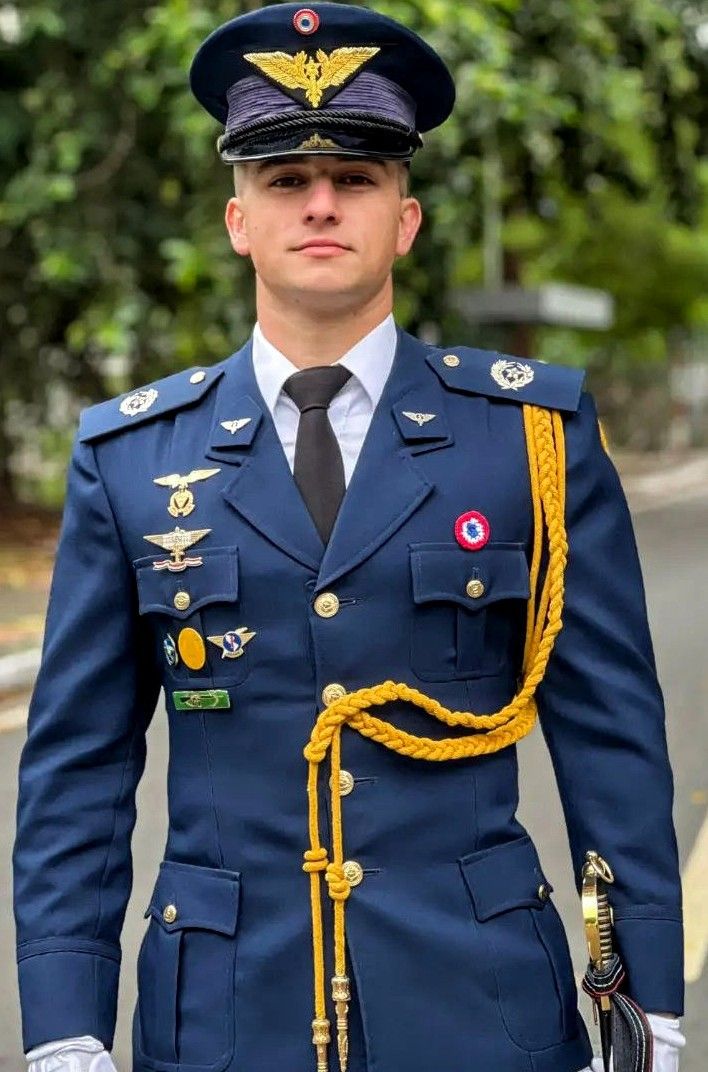 The Psychology of Color in Aviation Uniform Design