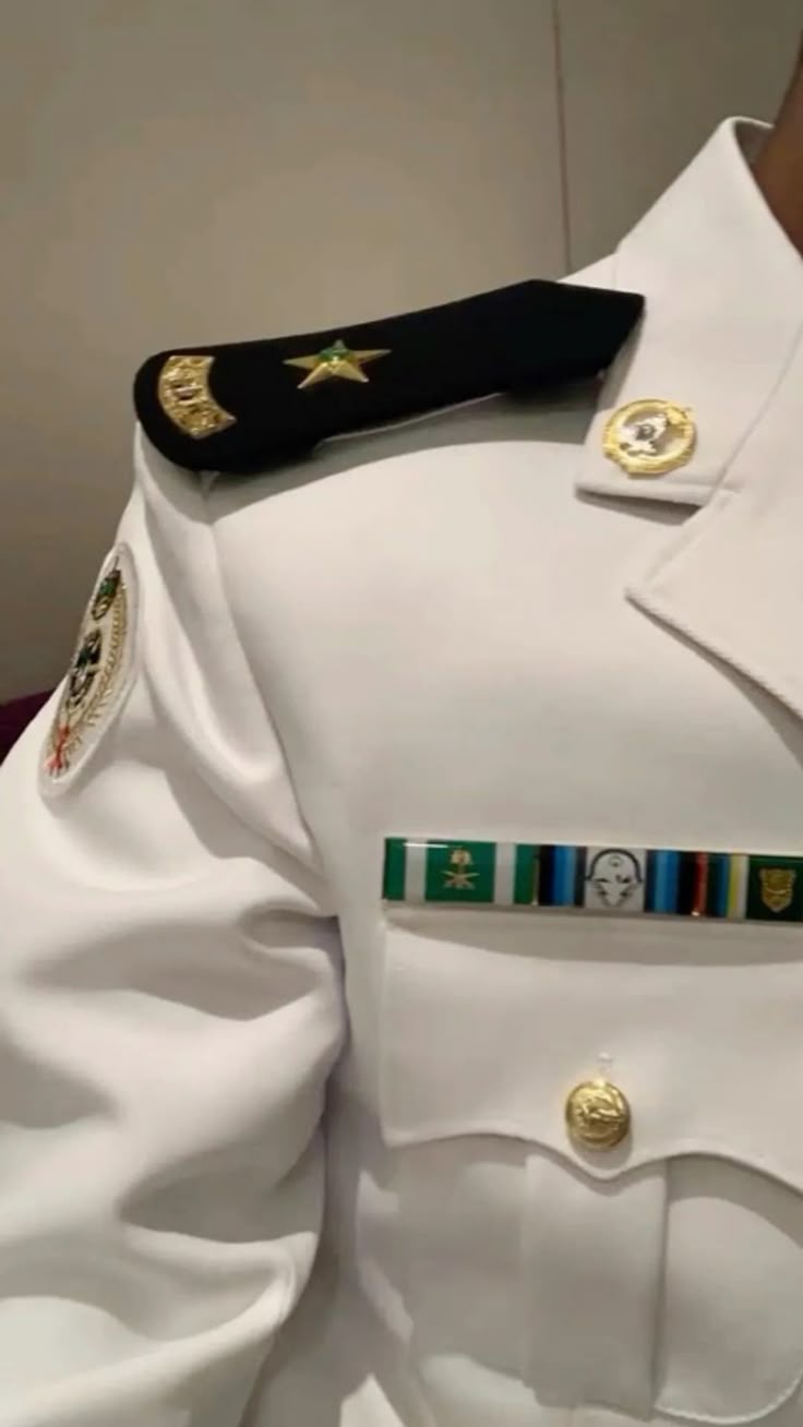 Epaulettes and Insignia: Understanding Ranks in Saudi Aviation Attire