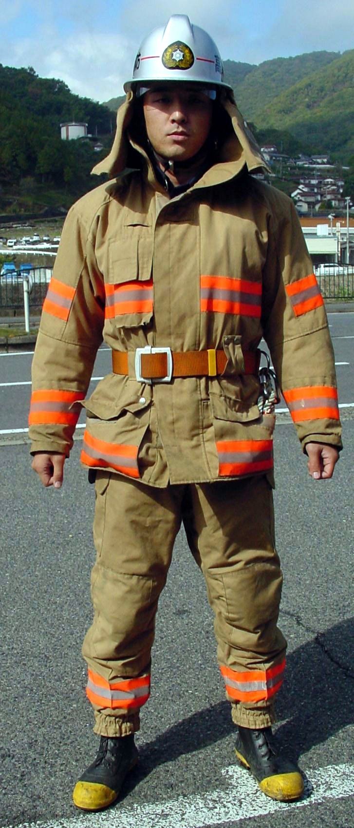 Flame-Resistant (FR) Workwear: Protecting Workers in Oil, Gas, and Manufacturing